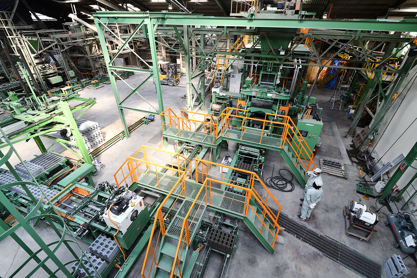 大里ブロック工業 ブロック製造マシン